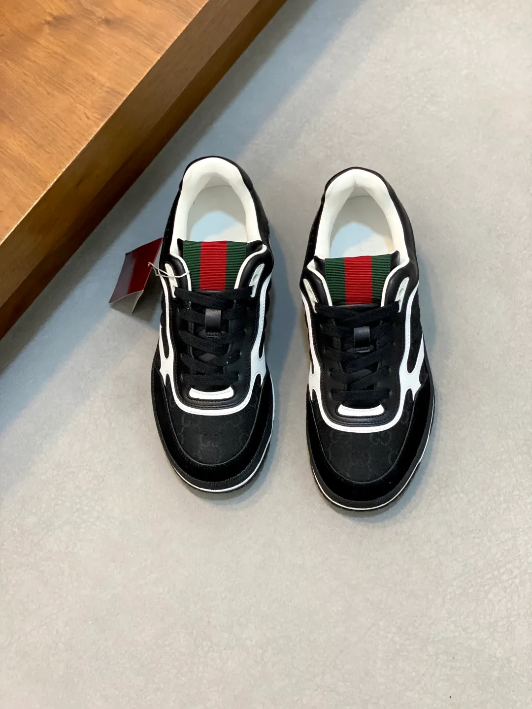 Men's Shoes 💰660 𝐆𝐮𝐜𝐜𝐢 𝐑𝐞-𝐖𝐞𝐛 As the first sneaker created by Sabato De Sarno for Gucci, the Re-Web series reinterprets the brand's classic stripes and sets off the modern silhouette design with bold and unique details. These shoes are crafted from white leather. This new sneaker is ingeniously decorated with many of the brand's classic details, and is equipped with a bright red and green webbing tongue, which will make people fall in love at first sight. White leather treated with a special process for softness and luster, with an embossed grainy texture. Script Gucci logo and interlocking G web label with Interlocking G and script Gucci logo. Rubber outsole with interlocking G detail eyelets. Web tongue. Size: 39-44 (customized for sizes 38 and 45)